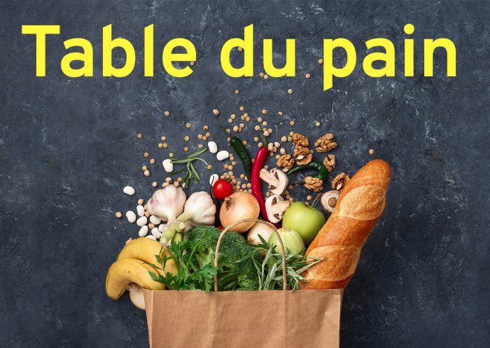 Table du pain: sac d'épicerie rempli de produits frais